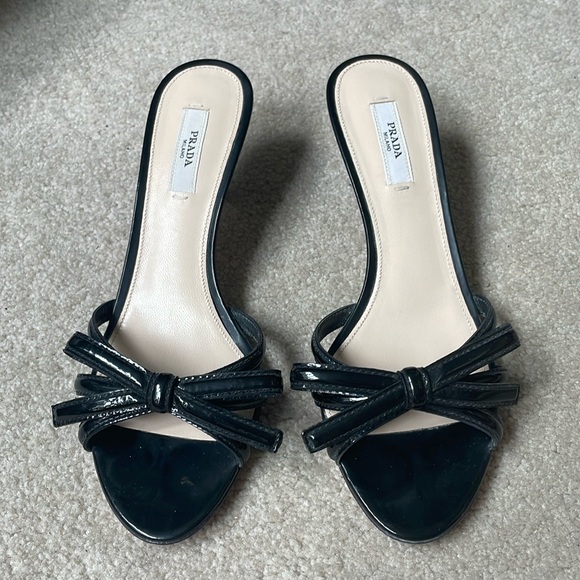 Prada black patent leather bow kitten heel pumps. - Picture 1 of 5